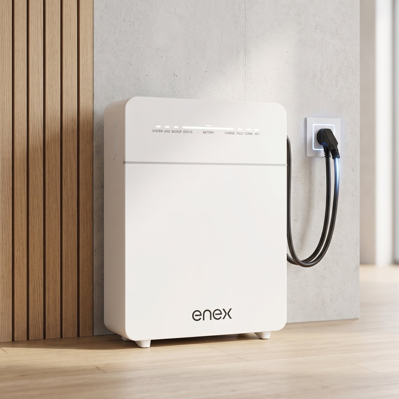 Batería doméstica Enex Save apoyada contra la pared de un salón, conectada con un cable a un enchufe schuko corriente